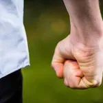 Na Dolenjskem so se spet pretepali, celo grizli policiste, tu so podrobnosti