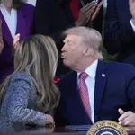 Tako močno je Melania stiskala ustnice, ko ji je Donald pritisnil poljubček