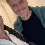 Intimen trenutek med Robertom Golobom in Tino Gaber navdušuje