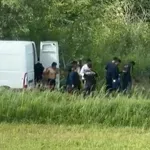 VIDEO: Kombi ustavil "sredi ničesar", ven pa poskakalo kup ljudi