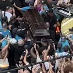 Obsedeno stanje: Zvezdnikovo krsto pričakali z aplavzom in petjem