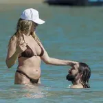 52-letnica pred vsemi odvrgla nedrček in pokazala fenomenalne prsi