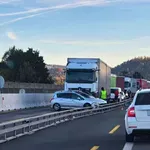Kaotično jutro: Gneča, zaprta avtocesta in vozni pas