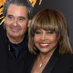 Vdovec Tine Turner sedaj v zvezi s to glamurozno vdovo