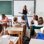 Zaskrbljeni: Se bodo plače zaposlenih v šolstvu dramatično znižale?