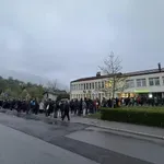 Video: Dolga vrsta pred zdravstvenim domom, to se dogaja