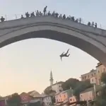 Turist skočil s Starega mosta, Mostarčani so ga pretepli