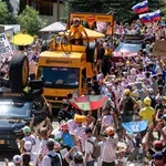 Slovenski navijači v akciji: Spremljevalni avtomobil komaj ostal cel