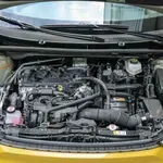 Toyota malčku le namenila hibridni pogon, toliko bencina porabi