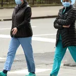 Pretvarja se, da je patronažna sestra: Potrka na vrata, nato pa ...