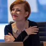 Kulturna ministrica vsem na očeh ob enem največjih ženskarjev