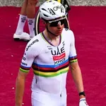 Pogačar preštel do 236, padec Rogliča