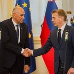 Golob prilil olje na ogenj, Janši sporoča