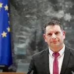 Trese se jima stolček