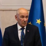 Janša: Iz javnega sektorja bi lahko odšlo 50.000 ljudi