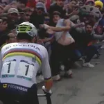 Neverjetno, kaj je Pogačarju med dirko pokazal strastni navijač