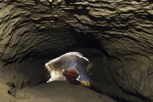 Novo o truplu, ki so ga našli v jami