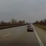 Video: Pred policiste na avtocesti je padel kavč!