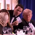 To je pisalo na listu, ki ga je iluzionist tik pred streljanjem pokazal Melanii Trump
