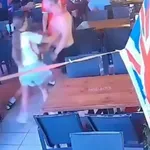 Video: Otroka poskušala ustaviti napad na mamo, ki jo je mož zalučal na tla