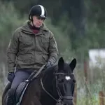 Prvi posnetki princa Andrewa po odvzemu nazivov, je žalost zaigrana?