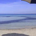 Na plaži plačala ležalnika, zaračunali so jima še postavko "Baby"
