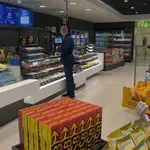 Policija išče roparja, oborožen je z nožem