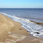 Grozljivo, fant umrl med nedolžno igro z bratci na plaži