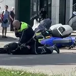 Policisti pojasnili, zakaj so sredi Kamnika na tleh obvladovali motorista