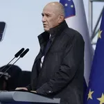 Janšev govor prekinjali žvižgi in protestni vzkliki