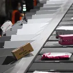 Novi udarec za spletne nakupe zunaj EU: Poleg 3-evrske carine prihaja dodatna pristojbina