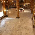 Telo mlade igralke našli na tem hotelskem hodniku