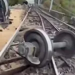 Video: Pri Reki 11 vagonov zgrmelo v prepad