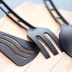 Črni plastični kuhinjski pripomočki vas lahko izpostavijo strupenim kemikalijam