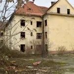 V zapuščeni stavbi odkrili mumificirani trupli