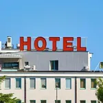 Drama v hotelu na Obali: Receptorko poškropil s solzivcem, nato pa ...