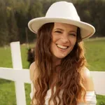 Je Nina Pušlar s to opravo poskušala skriti nosečniški trebušček?