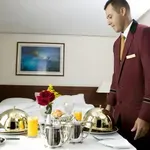 Hotelski delavec izkoristil odsotnost staršev in spolno napadel deklico