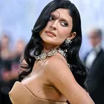 Kylie Jenner je v modo vrnila najbolj preprosto pričesko vseh časov