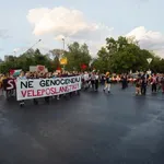 Več tisoč glava množica že v središču Ljubljane