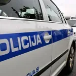 Drzen rop: Grozil s pištolo in odnesel gotovino