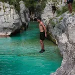 Mlajši otrok skočil v Sočo in končal v helikopterju NMP