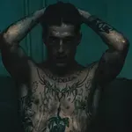 Eden najbolj zaželenih pevcev na svetu se je poročil