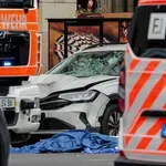 Z avtomobilom zapeljal v množico, dva mrtva