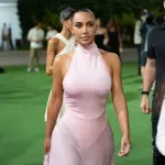 Providna haljina Kim Kardašijan je očekivana. Ono što je uradila sa Hermès torbom mnogo je zanimljivije