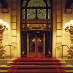 Hotel Plaza postao je simbol luksuza, filma i starog Njujorka, ali ono što se zaista događalo iza njegovih vrata još je fascinantnije