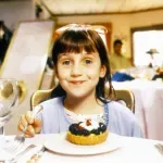 Devojčica iz "Matilde" je sa osam godina ostala bez majke. Tek mnogo kasnije saznala je šta je Deni de Vito uradio pred njenu smrt
