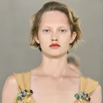 Karmin u dve boje? Dries Van Noten kaže da može
