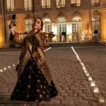 Stigle su prve fotografije i datum premijere 6. sezone „Emily in Paris“ i sve što možemo da kažemo je – jedva čekamo finale!