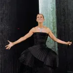 Selin Dion je svoj veliki povratak pretvorila u modni spektakl: Iza ogrlice koju je nosila krije se fascinantna priča i 1.107 sati rada